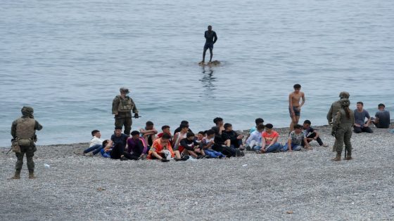 بدأت عمليات ترحيل من إسبانيا لـ800 مهاجر قاصر من جيب سبتة إلى المغرب