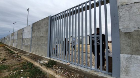 مخيم محاط بجدران في شمال اليونان.. “نعيش في عزلة تامة”