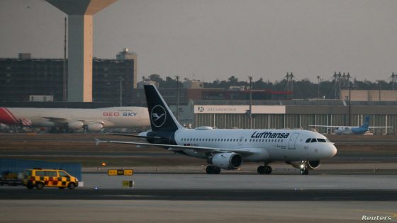 A Lufthansa aircraft bringing Ukrainian refugees from Moldova to Germany arrives at Frankfurt Airport, following Russia's invasion of Ukraine, in Frankfurt, Germany, March 25, 2022. REUTERS/Thilo Schmuelgen