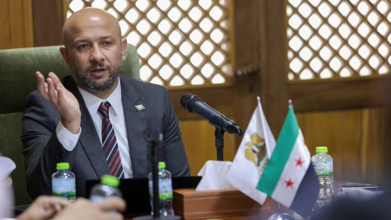 اقتراب السيطرة الكاملة على حريق جبل التركمان.. ورائد الصالح يشيد بجهود رجال الإطفاء