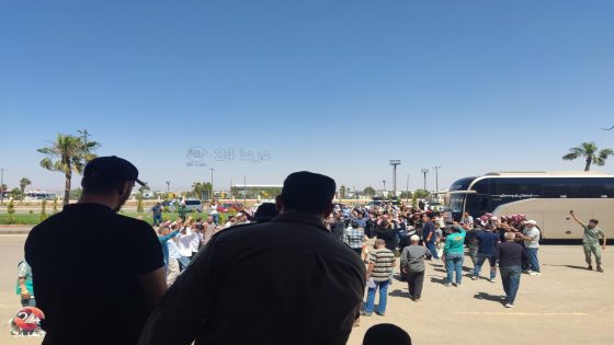 قافلة عودة جديدة عبر مركز نصيب الحدودي: 730 مهجرًا يعودون من الأردن إلى ريف حمص