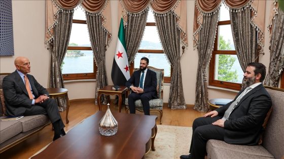 الرئاسة السورية تكشف تفاصيل لقاء الرئيس الشرع مع المبعوث الأمريكي الخاص في إسطنبول