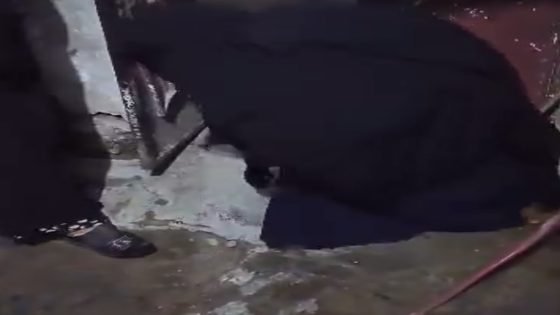 سوريا: غضب واسع بعد تداول فيديو مهين لامرأة تشترط إذلال زوجة ابنها مقابل عودتها إلى المنزل (فيديو)